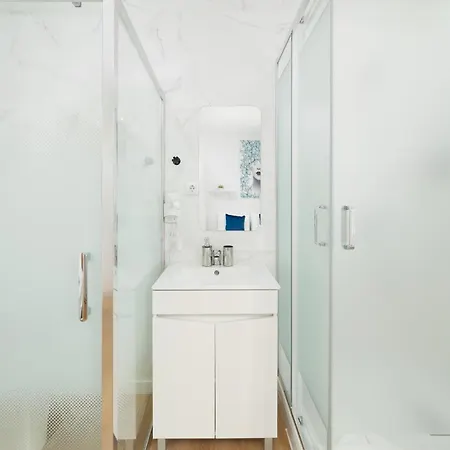 With Ac And Private Wc - Intendente Metro Station 3* Лиссабон